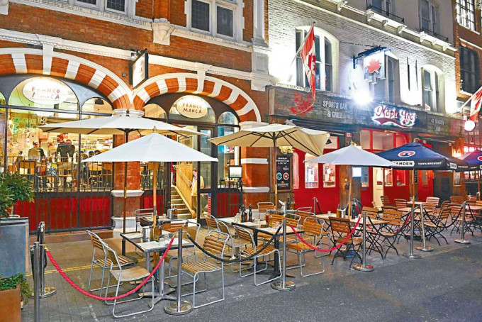 ■疫情下英國餐飲業生意受衝擊，倫敦柯芬園一間酒吧門可羅雀。