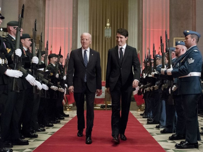 美國總統拜登（左）與加拿大總理杜魯多（右）。AP資料圖片