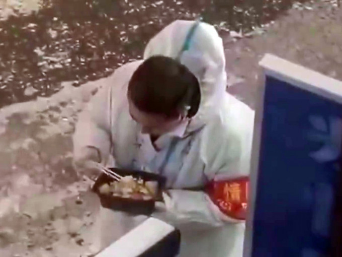 抗疫義工-20°C的戶外吃飯盒，感動網民。（網圖）