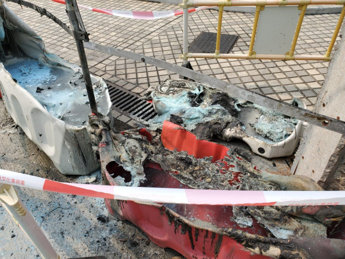 賈炳達道公園公廁外有水馬被焚毀。