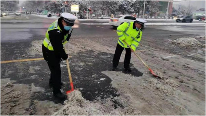 鄭州部分道路結冰。網圖