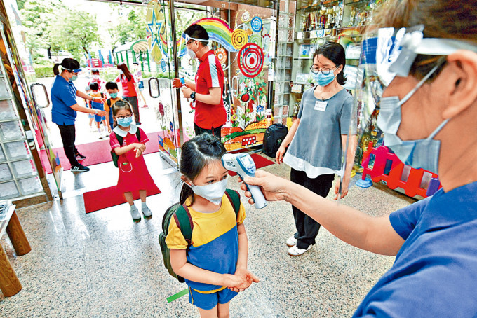 幼稚园在六月复课时，校方严守防疫措施，学生须戴上口罩，进入校园前先量度体温。