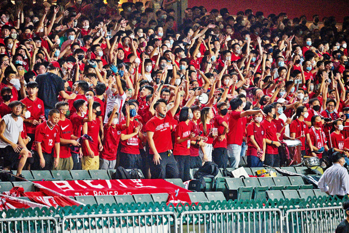 香港大球场上演港足与缅甸友谊赛，逾万球迷入场力撑。