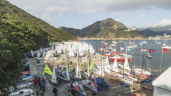 香港游艇会中途岛水上活动训练中心化身成为「选手村2.0」，为「香港帆船周2023」参赛者提供支援。相片由Guy Nowell 提供