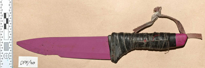 警方周五公开恐怖分子用来杀人的陶瓷刀凶器。AP