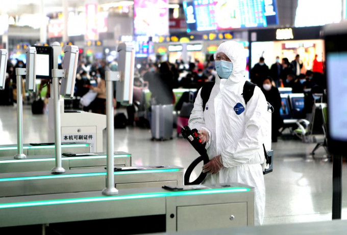 保潔員在上海虹橋火車站對進站閘機進行消毒工作。(新華社圖片)