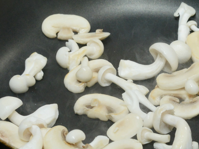 吃菇控制膽固醇的最佳烹調方式就是水煮。資料圖片