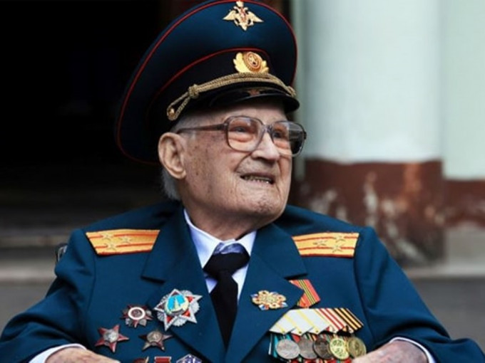 現年102歲的巴加耶夫新冠病毒康復出院。網圖