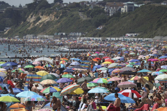 英国50万人逼爆般尼茅夫海滩。AP