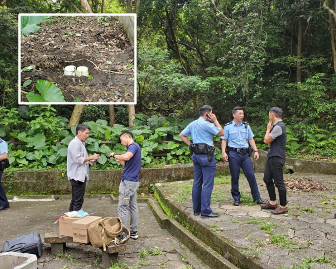 烧烤场附近再发现骨灰龛被弃于泥地上。梁国峰摄