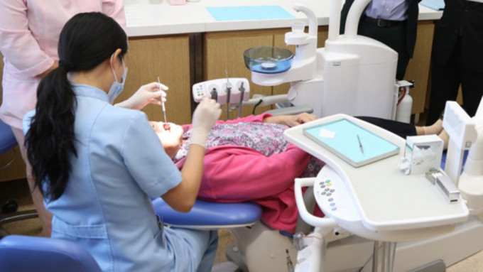 医务衞生局昨日（25日）宣布，由关爱基金拨款的「长者牙科服务资助」项目将由7月2日起优化服务内容。资料图片