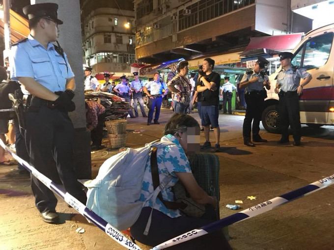 八旬老婦在深水埗桂林街擺賣期間，遭大批食環署職員及警員包圍及檢控阻街。