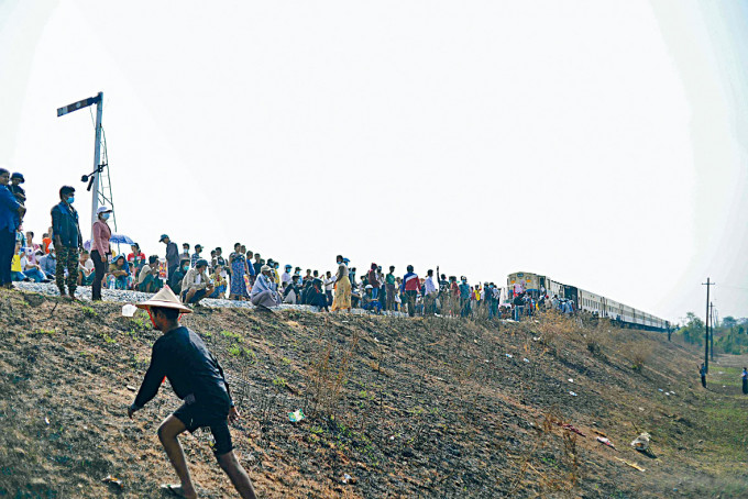 緬甸示威者周二堵塞往來仰光與南部毛淡棉縣的鐵路。　