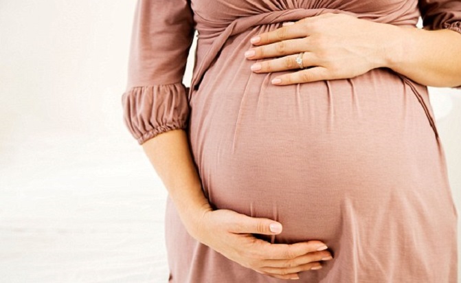 山东一名孕妇坐月期间按家人传统禁忌：不开风扇、冷气，穿长袖衫裤，并盖被子，结果中暑身亡。