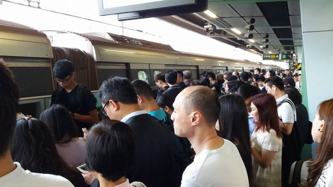 九龍灣站月台相當擁迫。突發事故報料區圖片