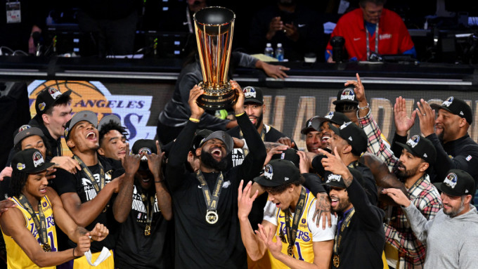 勒邦占士（中）高举首届NBA杯锦标。Reuters