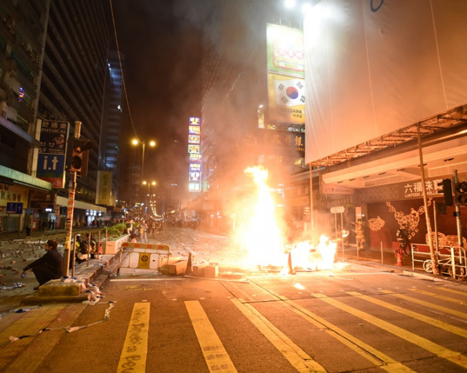 有示威者当晚于山东街交界纵火。资料图片
