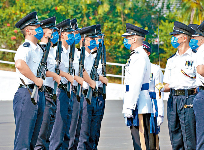 警务处副处长（管理）周一鸣检阅三十五名见习督察及五十八名学警。