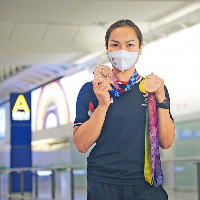 李慧诗周三携三面奖牌返港。