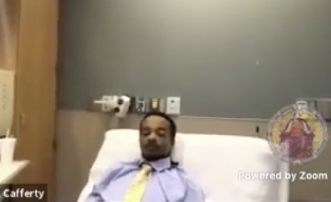 受枪伤黑人男子布莱克医院开Zoom进行聆讯。 AP