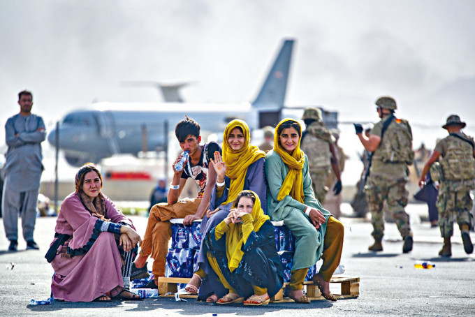 ■喀布尔机场内上周四一批儿童在等候登机。