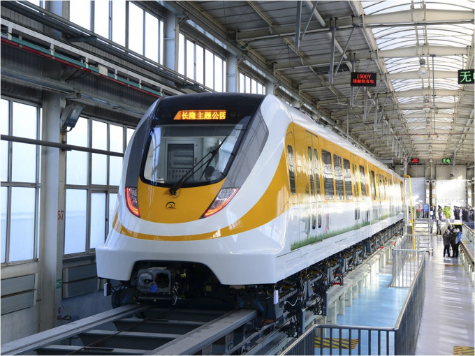 清遠磁浮項目首列車今日在吉林長春中車公司下綫。新華社圖片