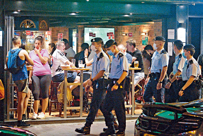 ■警方巡查尖沙嘴及中區的酒吧等餐飲處所。