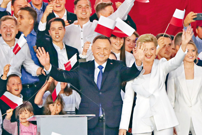 波蘭總統杜達周日由妻子伴隨向支持者揮手。