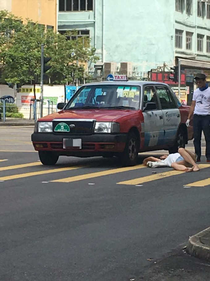 女傷者倒地。香港交通突發報料區圖片