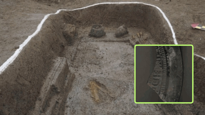 南韩庆州新罗古坟挖出2千年前「中国青铜镜」。 韩国文化财财团