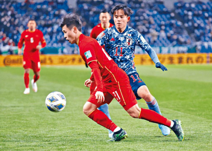 戴伟浚（前）后备上阵廿六分钟，晋身首名上阵国足的香港球员。