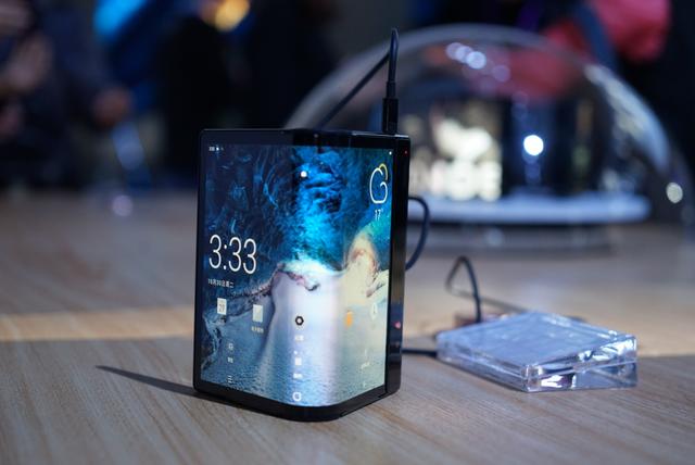 柔宇科技于CES 2019展示可折叠手机 　