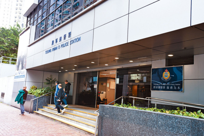 警方國安處帶走涉違《香港國安法》被通緝郭鳳儀的父母到將軍澳警署問話。