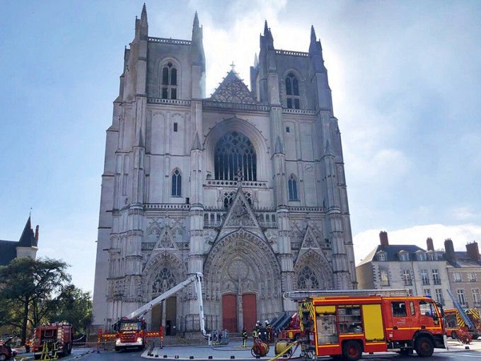 法國南特一座15世紀教堂起火。AP圖片