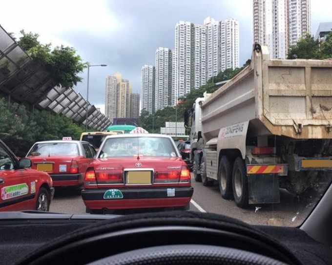 入將軍澳車龍龍尾到麗港城。圖：網民Kit Lee