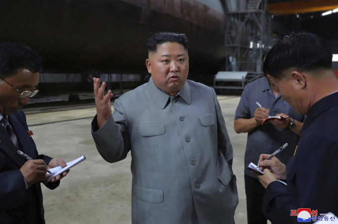 北韓領導人金正恩船廠視察新潛艇。AP圖片