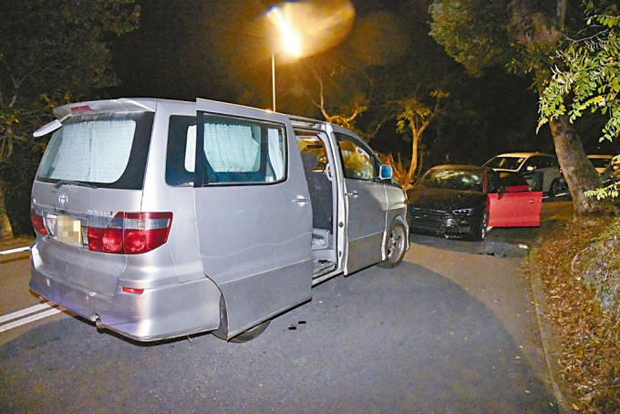 涉案七人車撞停私家車，兇徒其後棄車逃離。