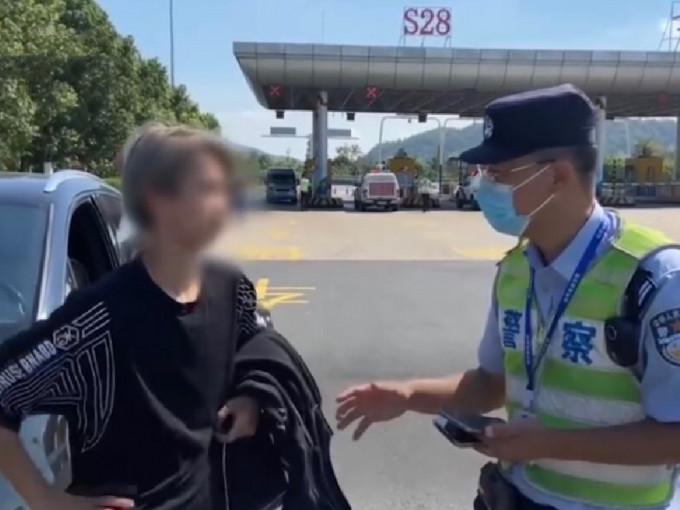 浙江一名15岁少年揸大胆车被截查，他坦承自己不是第一次揸大担车。（片段截图）