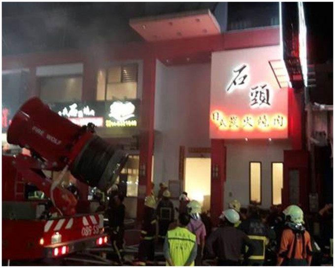食肆趕緊疏散客人與員工，並以滅火器先行撲滅起火點。