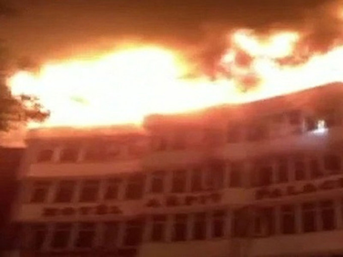 印度新德里酒店起火最少17人死4傷。(網圖)