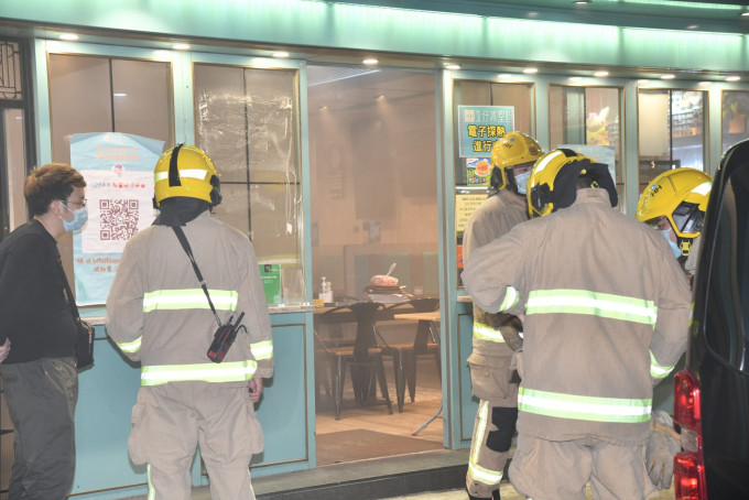 紅磡茶餐廳廚房起火冒煙。