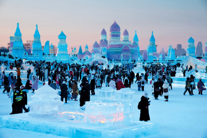元旦假期，遊客湧入哈爾濱冰雪大世界。