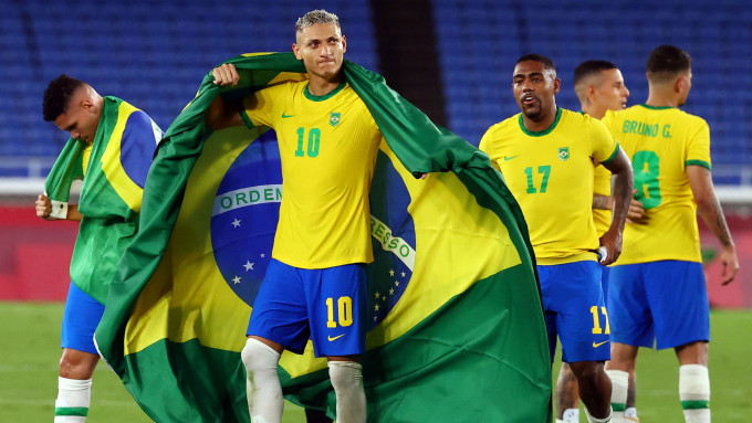 李察利臣（10號）賽後披上巴西國旗慶祝。Reuters