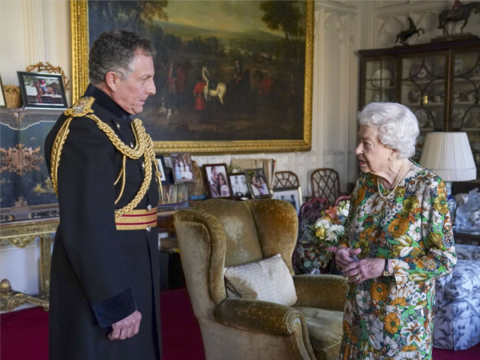 英女皇與即將離任的國防參謀長卡特站立交談。英國皇室Twitter
