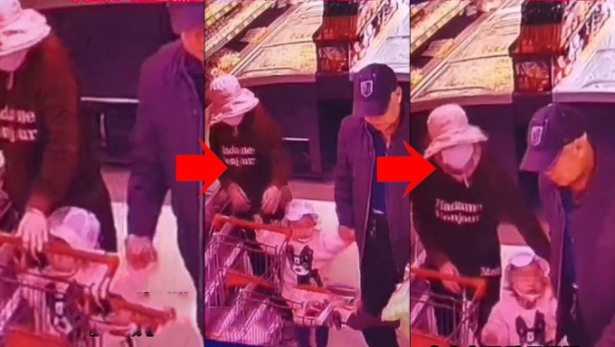 7旬老人超市伸手牵走2岁女孩，幸母亲迅速反应过来夺回。