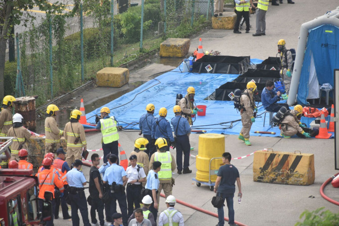 逾百名警员及消防人员下午到葵涌一号货柜码头，模拟有化学气体泄漏。杨伟亨摄