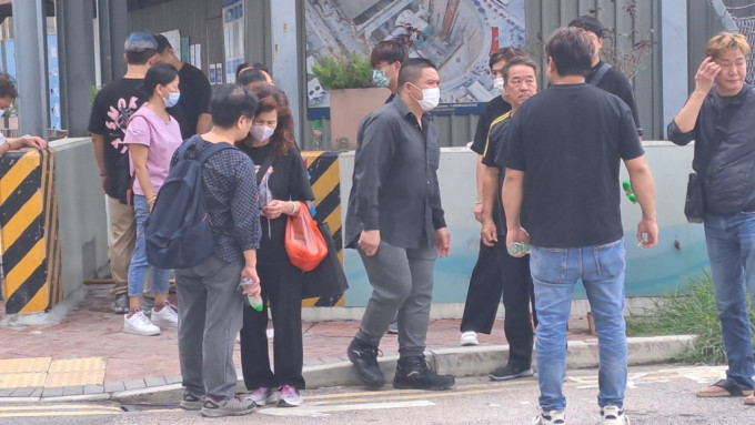 油麻地夺命工伤｜ 家人哀伤路祭 大仔控诉地盘疏忽 父亲堕地逾1小时无人理