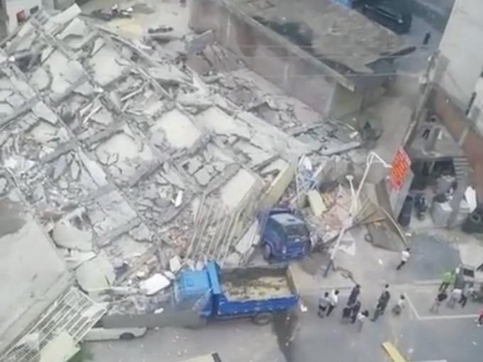 湖南汝城有民房倒塌，暂未有伤亡报告。影片截图