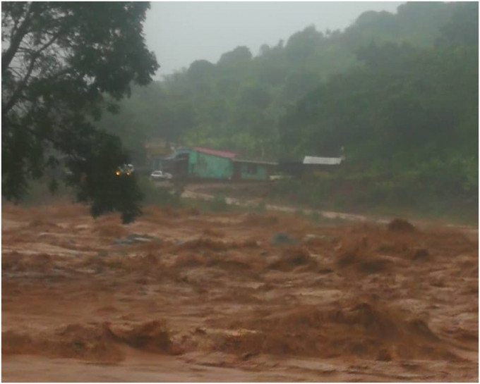 暴雨導致山體滑坡河水決堤。twitter