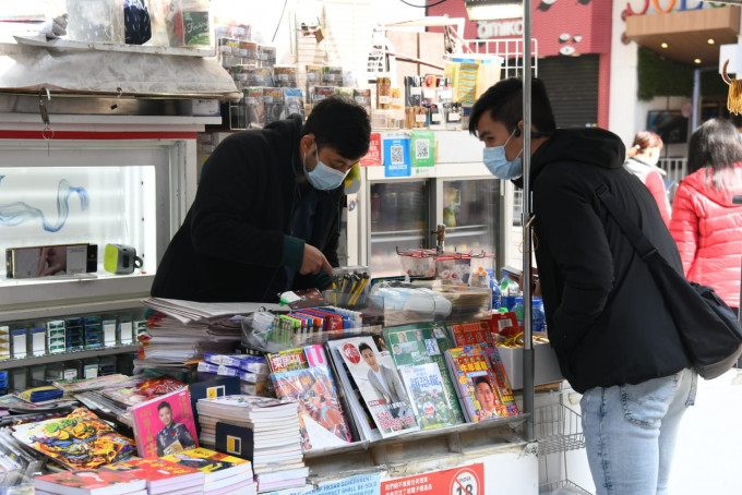 探员在报纸档调查。 杨伟亨摄